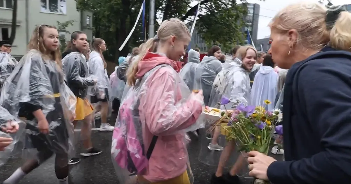 TÄNUVÄÄRNE ⟩ Laulupeo rongkäigus lastele snäkke jagav naine: eesmärk on toetada, et nad peaksid vastu