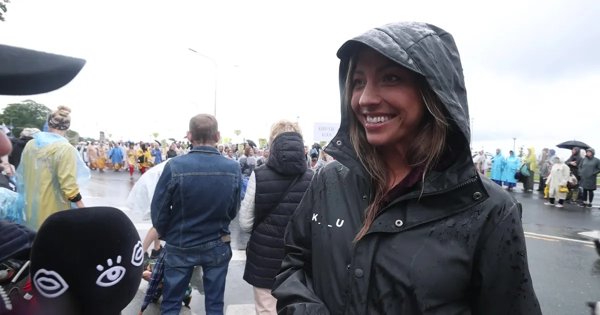 VIDEOINTERVJUU ⟩ Lapseootel Kertu Jukkum nautis laulu- ja tantsupeo rongkäiku: tore on keskenduda millelegi muule