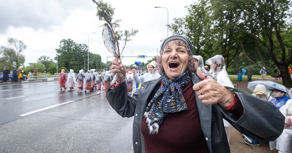 GALERII ⟩ Vaata meeleolukaid kaadreid vihmasest, ent rõõmsast rongkäigust