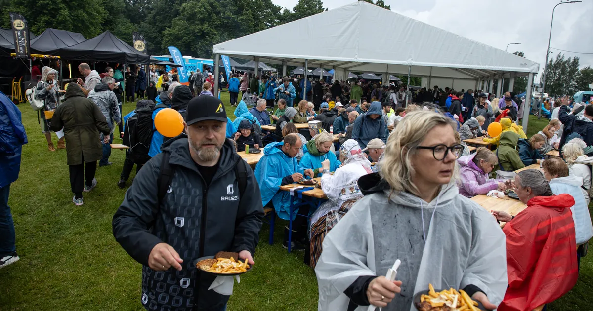 KUI PALJU KULUB? ⟩ Kõrgetest hindadest hoolimata lauluväljakul toidunautlejatest puudust ei ole