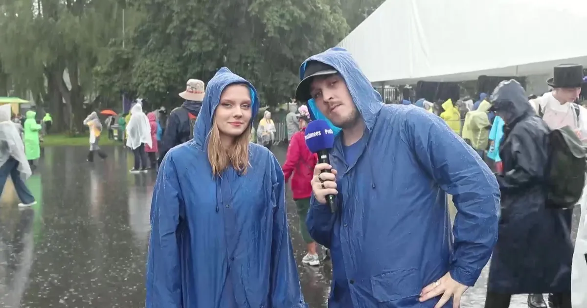 VIDEO ⟩ «Sellise vihmaga vist ise ei tuleks.» Töö viis esmakülastaja laulupeole