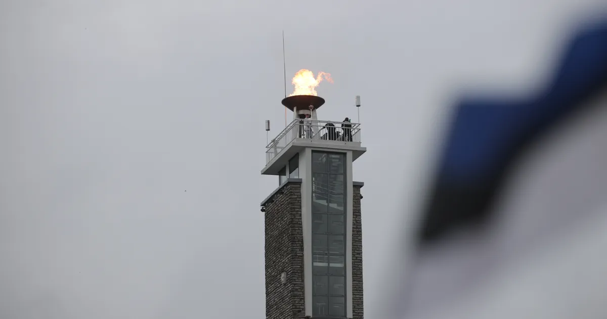 GALERII ⟩ Lauluväljakul süttis peotuli