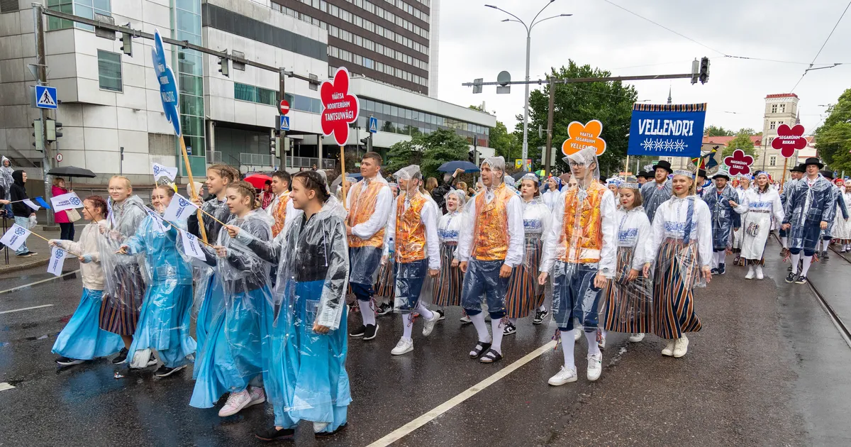 PILETITE SADU ⟩ Vihmane ilm paneb inimesi laulupeo pileteid müüma, mõned jagavad neid suisa tasuta