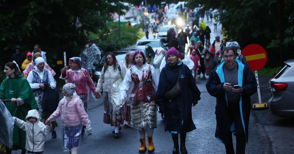 GALERII ⟩ Laulupeolised asusid vihmasajus koduteele