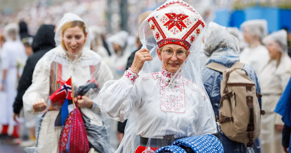 NÕUANNE ⟩ Kuidas hooldada läbi vettinud ja poriseid rahvariideid?