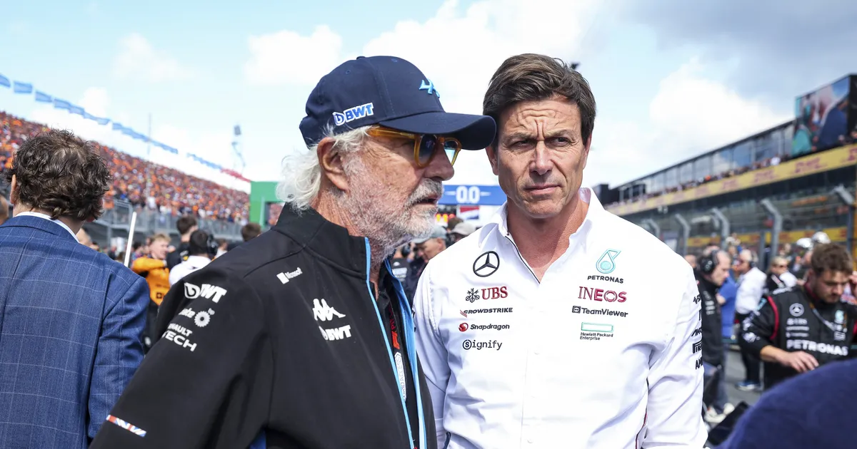 Aroni tiimikaaslase pea kohal kõigub kirves