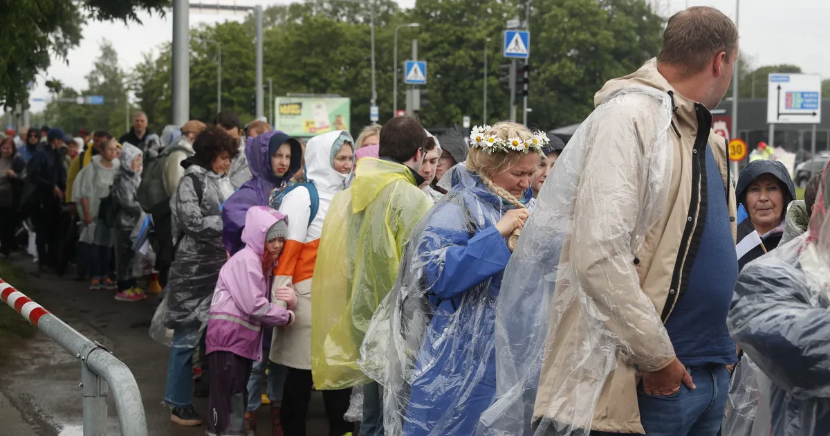 FOTOD ⟩ Laulupeole lookleb pikk järjekord