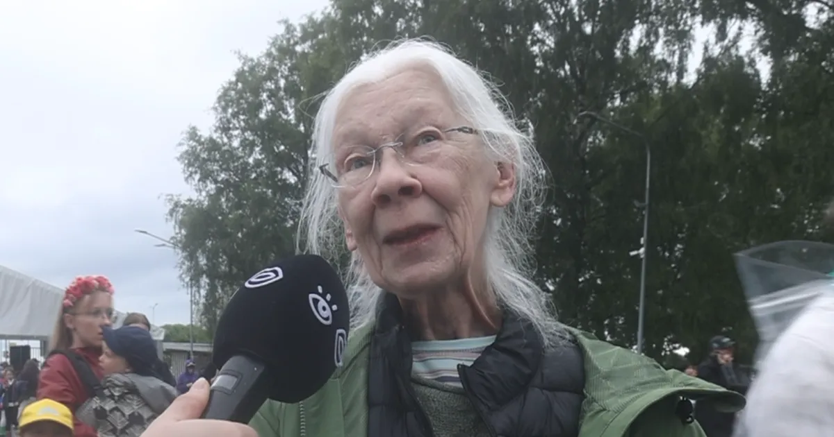 VIDEO ⟩ 80-aastane Esta jõudis laulupeoks esimest korda elus kodumaale: mu poeg kinkis mulle selle reisi sünnipäevaks