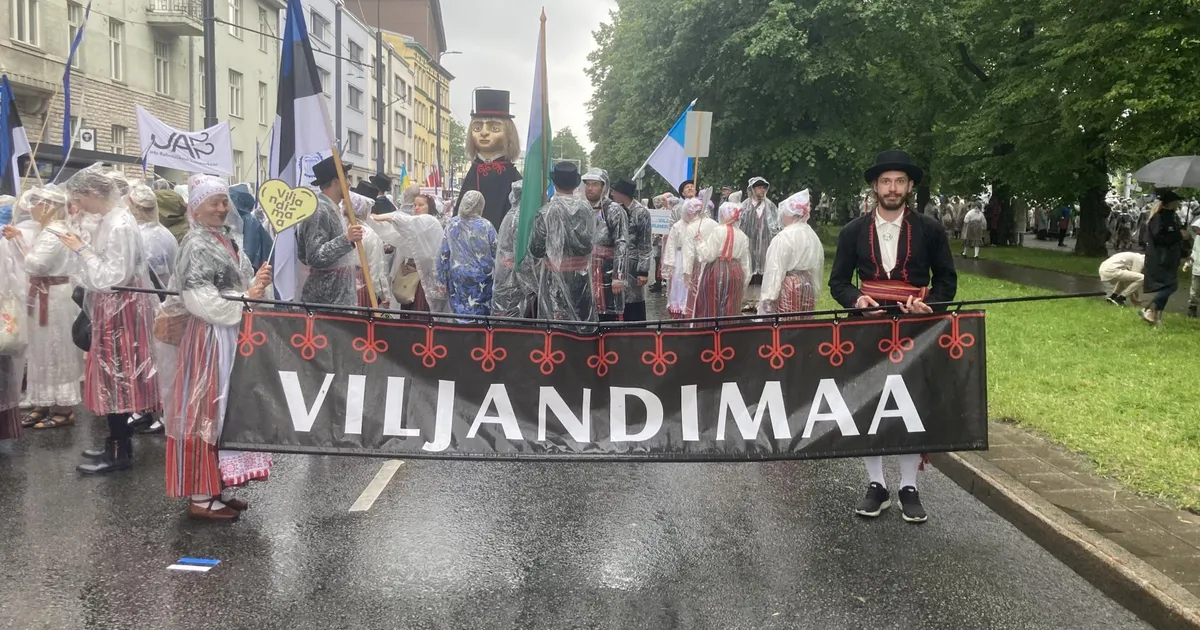 Laulu- ja tantsupeo rongkäik ⟩ Ülevad tunded ja natuke mossitamist