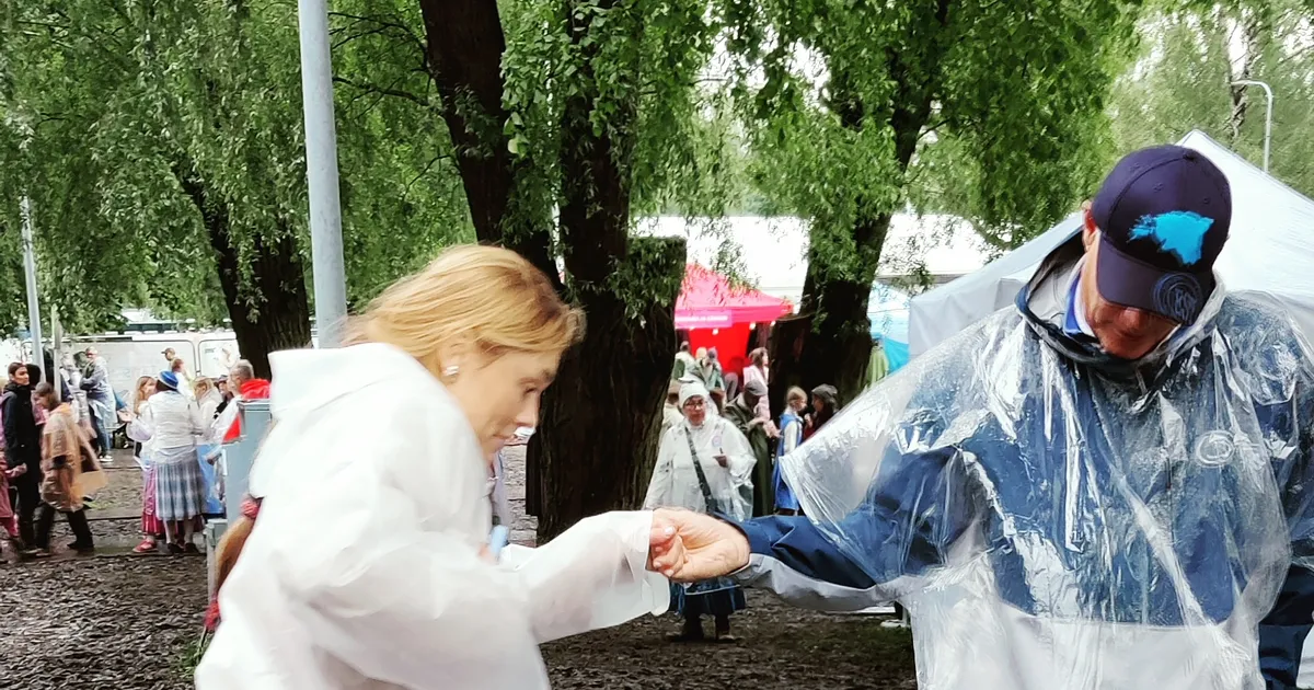 VIDEO ⟩ «Mulle nii meeldib! Ma kohe naudin!» Paduvihmast mudamülkaks muutunud lauluväljak rahvast ei heiduta