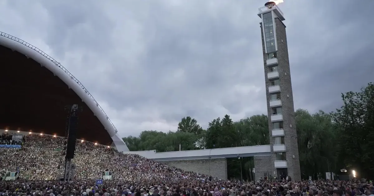 VIDEO ⟩ «Mu isamaa on minu arm» pani laulupeole vägeva punkti