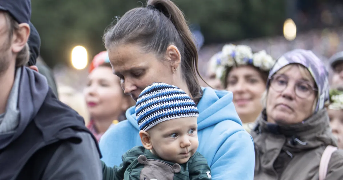 PILTUUDIS ⟩ Pariisi moenädalal säranud Carmen Kassi toetasid nii elukaaslane kui ka pisipoeg