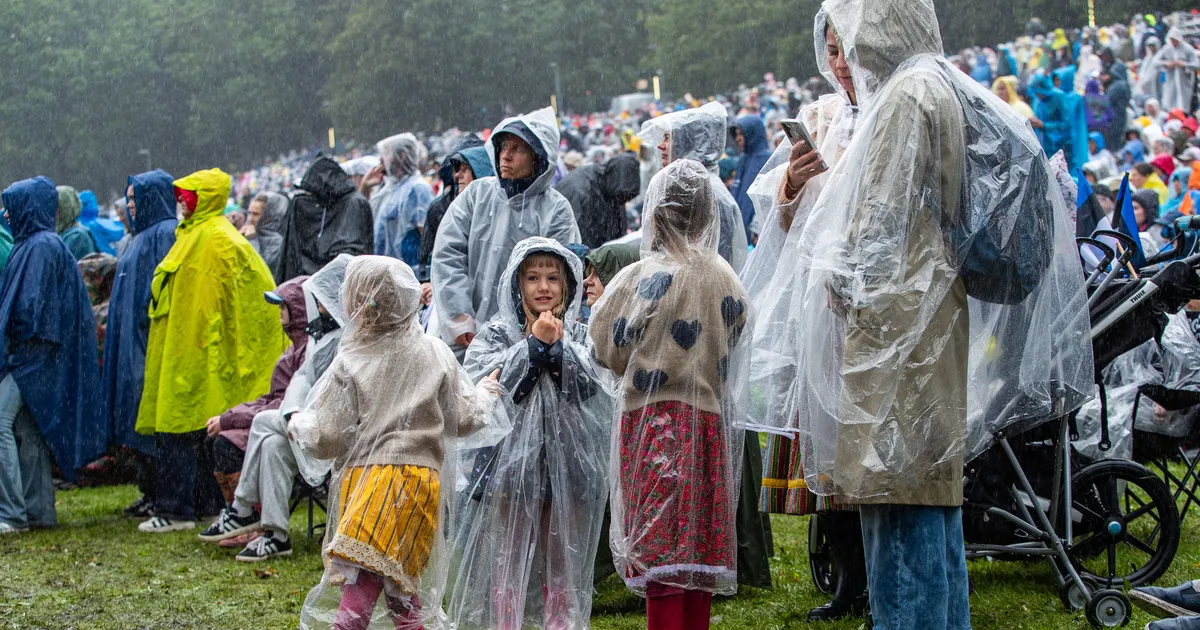 REPORTAAŽ ⟩ Kui eestlane laulupeol vihmaga võitlusesse asub, siis on kaotaja ette teada