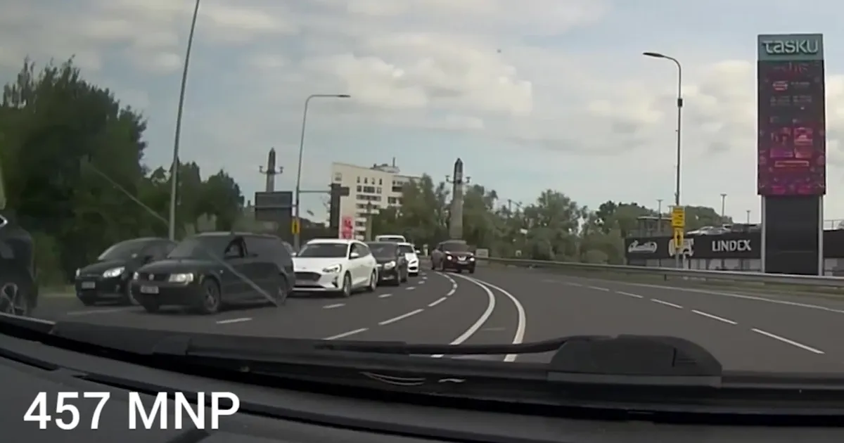 VIDEO ⟩ Ohtlik möödasõit kesklinnas: autojuht tuhises ummikust mööda läbi vastassuunavööndi