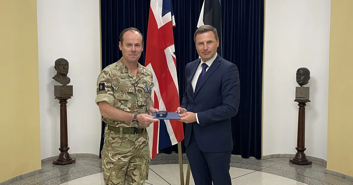 Ühendkuningriigi brigaadikindral Harris sai kaitseministeeriumi teeneteristi