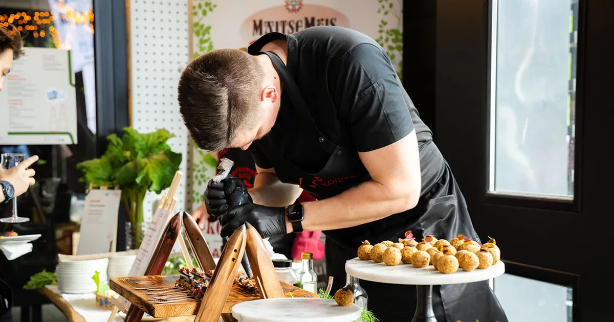 Suvistes töötubades saab õppida lõkkepannkookide küpsetamise ja latikasuitsutamise kunsti