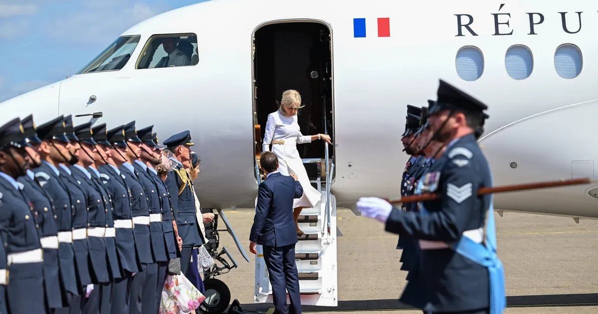 VIDEOD ⟩ Taas iseloomu näidanud Prantsuse esileedi Brigitte Macron valis mehe käe asemel käsipuu