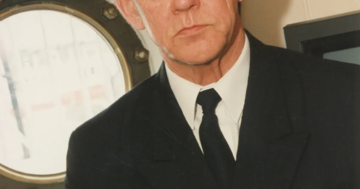 GALERII ⟩ «Kapten laevas, jumal taevas.» Vanasadamas avati Eesti merenduse suurkujude nimelised pingid