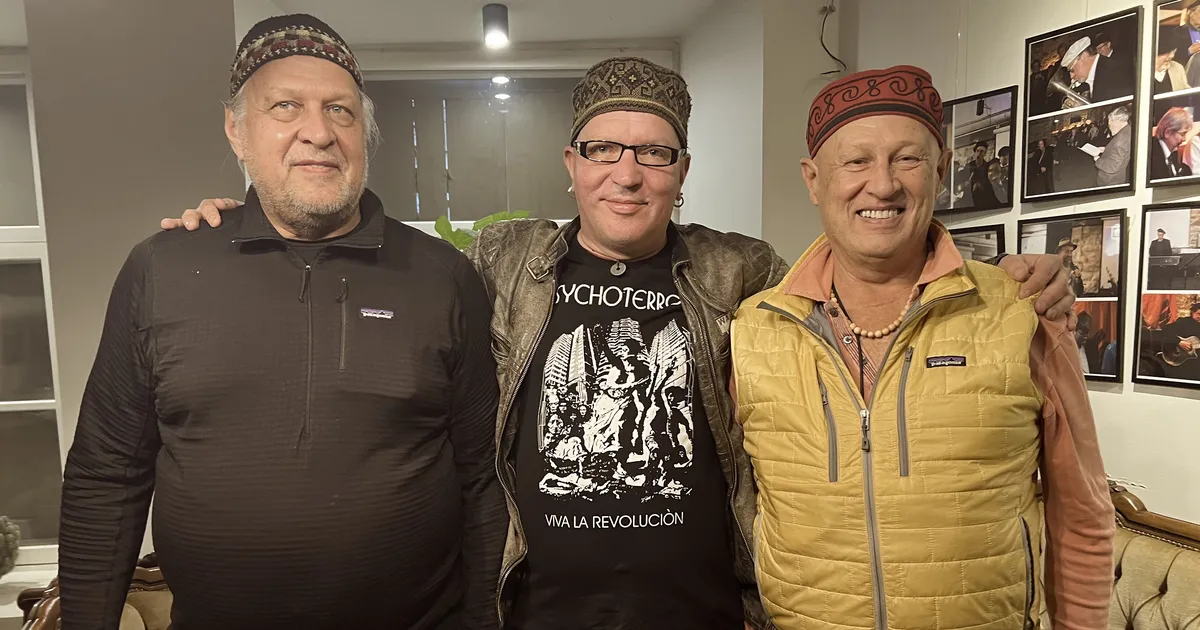 ELU25 ⟩ Vennad Urbid Juku-Kalle Raidile: "Me kodumaa mundrite vabrikud teevad nüüd moosi." (Vaata-kuula ka laule).