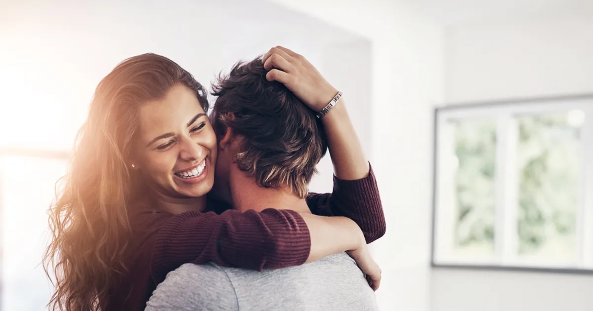 Mehed tassivad raha professionaalsete kallistajate juurde