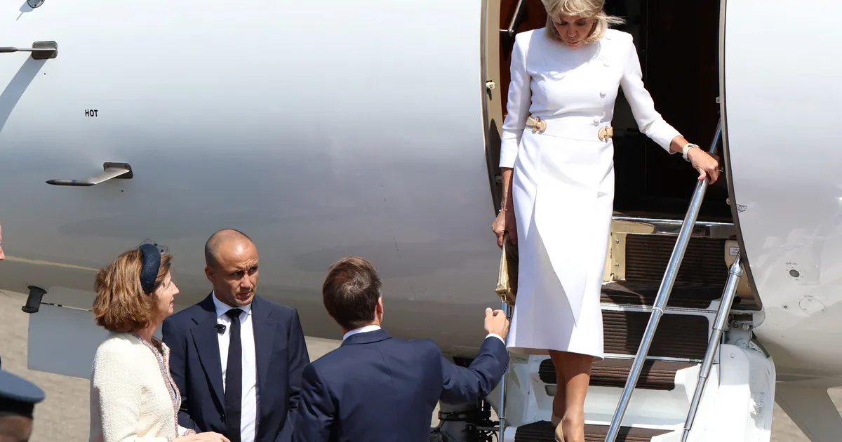 VIDEOD ⟩ Kurb põhjus, miks Prantsuse esileedi Brigitte Macron oma mehe abikätt vastu ei võtnud