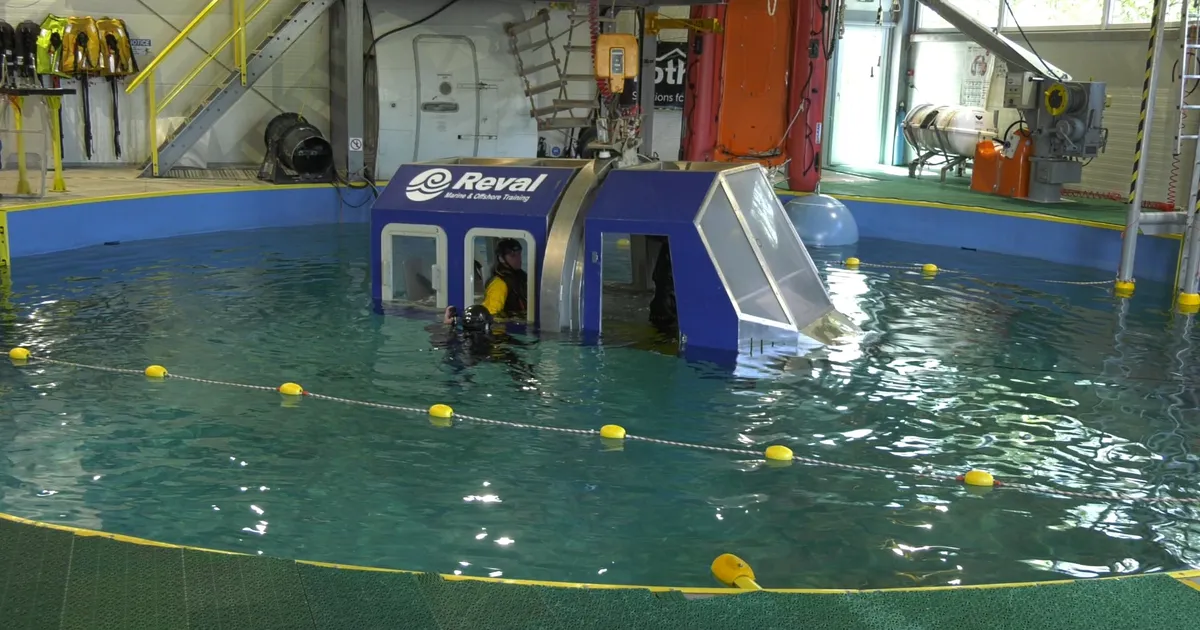 VIDEO ÕPPUSELT ⟩ Kuidas pääseda helikopteriõnnetusest merel: seitse sekundit, aken eest, rihmad maha ja siis välja!