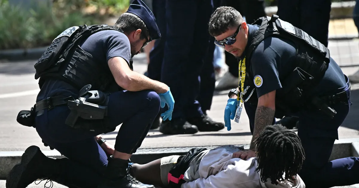 Õudne! Touril elasid pealtvaatajad ja korrakaitsjad üle äreva hetke, vaja läks ka teenistusrelva