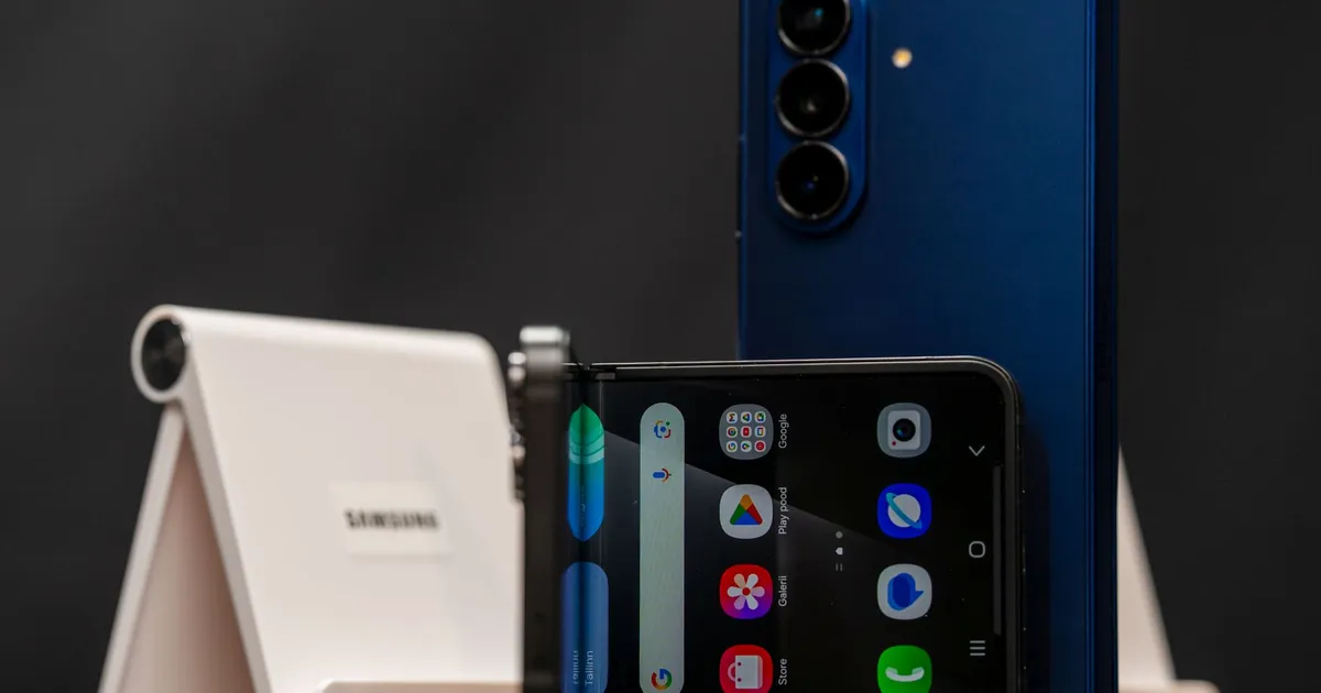 Samsung tõi välja õhemad volditavad telefonid ning uued nutikellad tehisaru ja tervisemõõtmistega