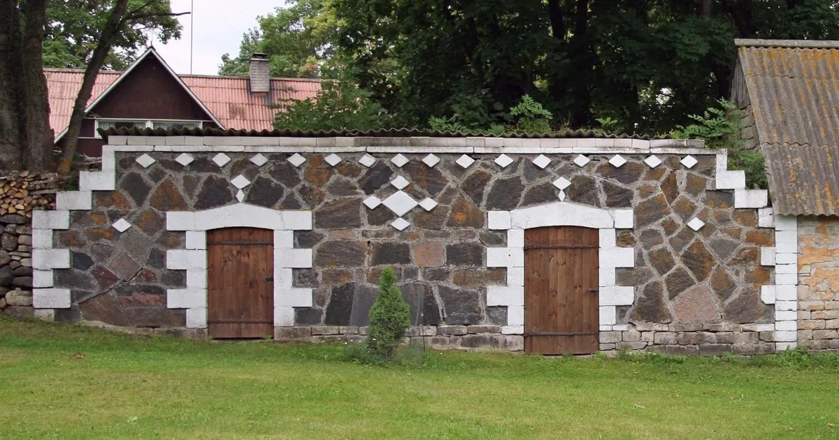 AEGRUUM ⟩ Muhumaal on kelder uhkuseasi