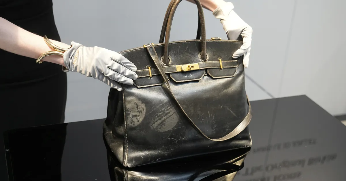 MAAILMA KALLEIM KÄEKOTT ⟩ Pakkumissõda ajas Birkini käekoti hinna lakke