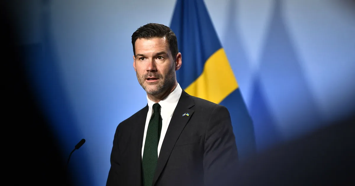 Rootsi rändeminister poja paremäärmuslike sidemete tõttu tagasi ei astu