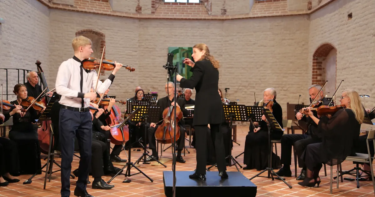 GALERII ⟩ Klaaspärlimängu avakontserdil kuulis kiriku otsast otsani täitnud publik 400 aasta vanust viiulit