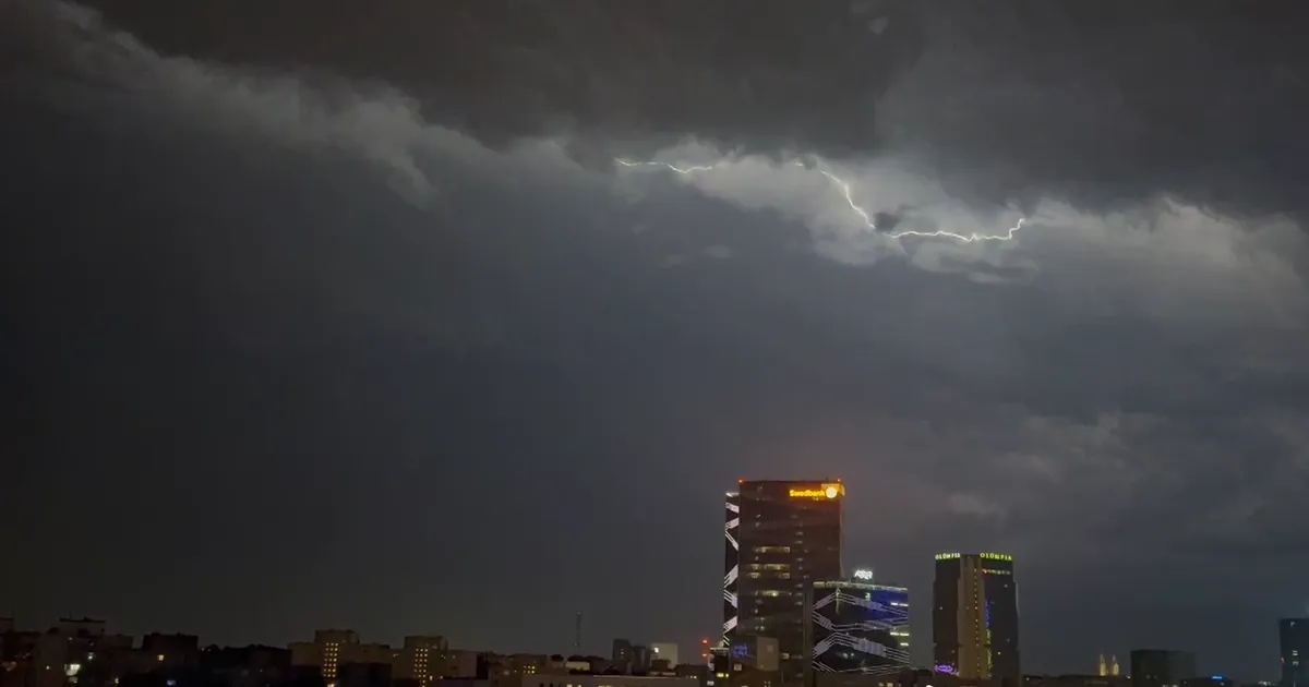 VIDEO ⟩ Vaata, kuidas äike Tallinna kohal sähvis