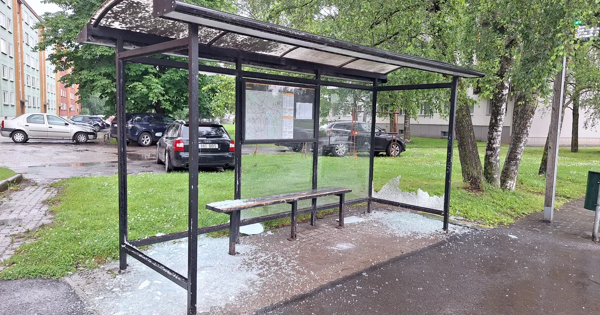 PILTUUDIS ⟩ Torm või vandalism? Anne bussiootepaviljon oli hommikuks kildudeks