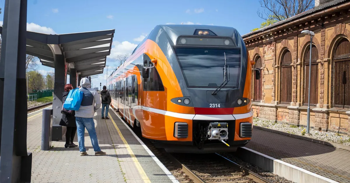 VIDEOD ⟩ «​Vihma sajab!» Elroni rongis hakkas laest tilkuma vedelikku