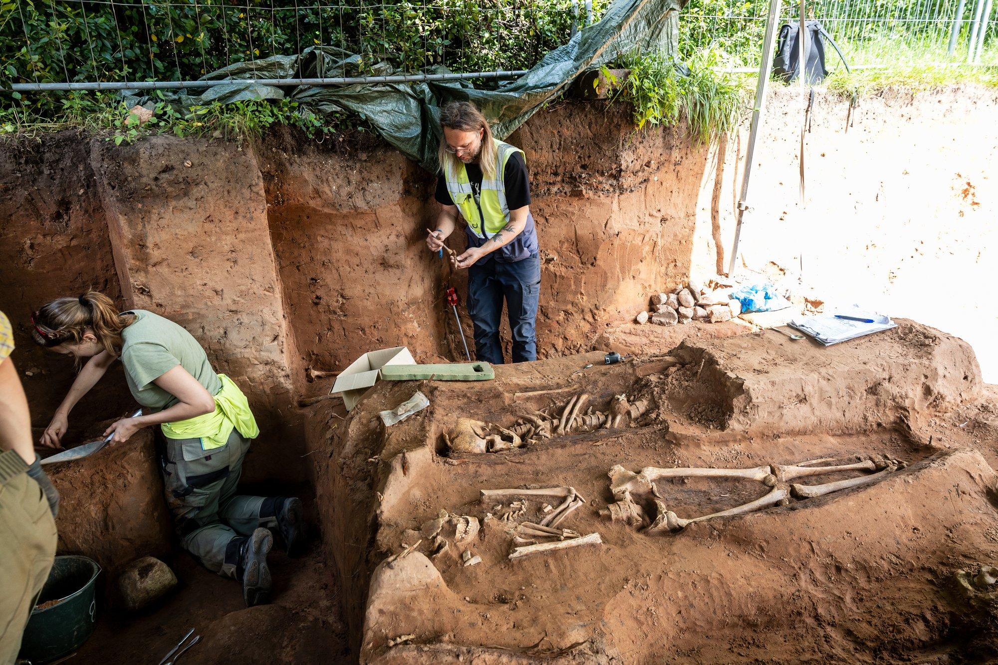 FOTOD | Tartu südames tervitas arheolooge sadakond skeletti