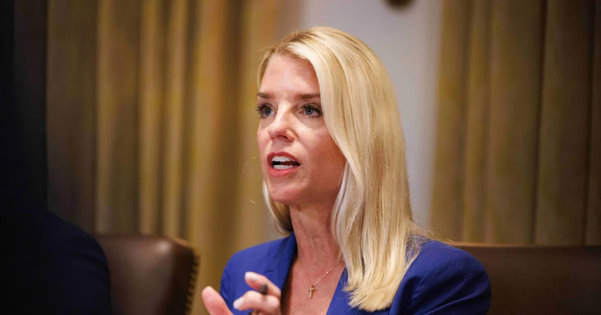 USA justiitsminister vabastas süüst Covid-vaktsiine hävitanud arsti