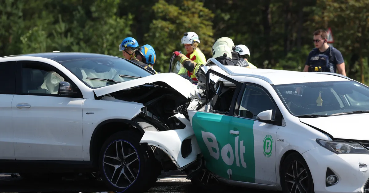 FOTOD ⟩ Terviserikke saanud mees sõitis autoga teisele autole otsa