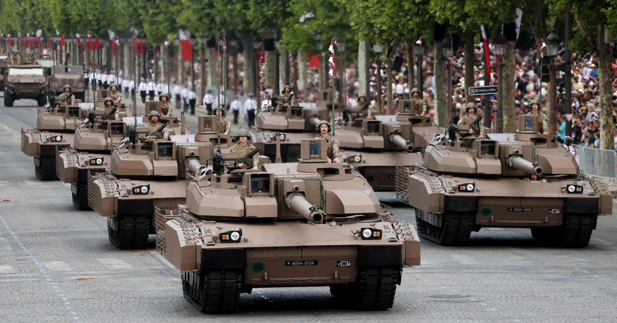 Prantsuse rahvuspühal veeretati Pariisi tänavatele nende uus tank