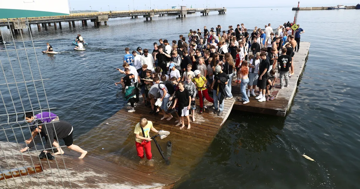 VAATA, MIS JUHTUS ⟩ Noblessneri paadisild ei pidanud Ameerika striimeri IShowSpeedi fännide raskusele vastu