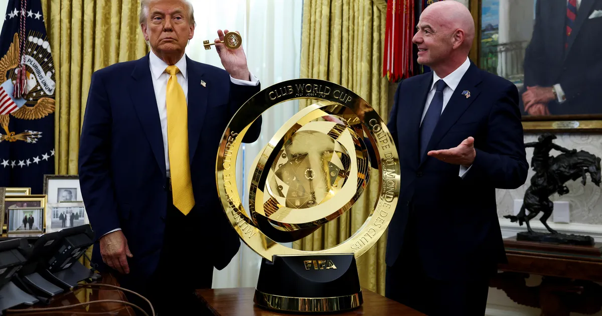 VÕITJA SAI KOOPIA? ⟩ Trump: klubide maailmameistrivõistluste karikas jääb pärast turniiri lõppu ovaalkabinetti