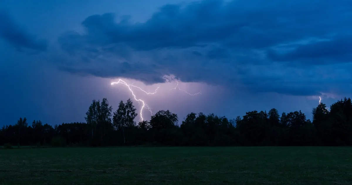 INTERAKTIIVNE ÄIKESEKAART ⟩ Äike lööb üle Eesti keskosa sirgjooneliselt