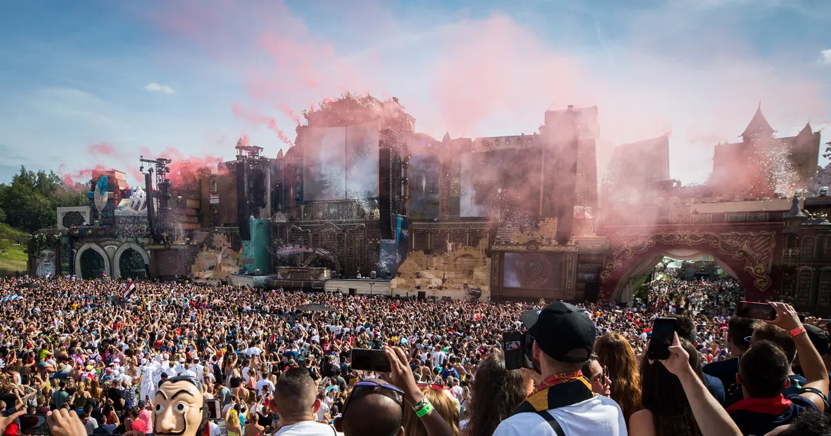 Maailma ühe suurima muusikafestivali pealava süttis põlema