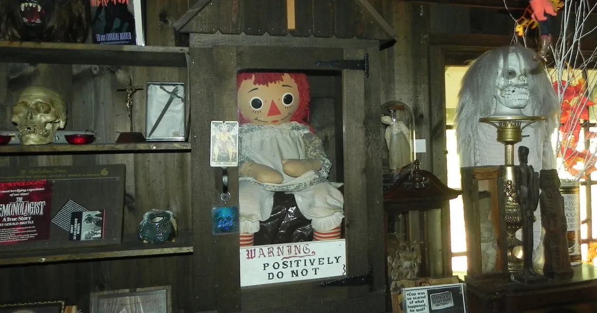 MÜSTIKA ⟩ Suri paranähtuste uurija, kes läks ringreisile kuulsaima neetud nukuga