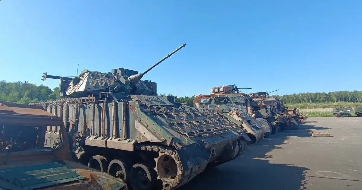 Venelaste sõjasaagiks langenud Bradley soomukile istutati midagi kummalist kukile