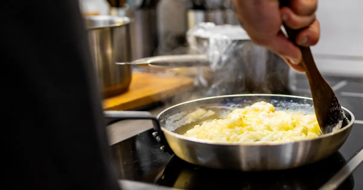 Kulinaarne nipp: kuidas valmistada siidpehme munapuder ilma piimata