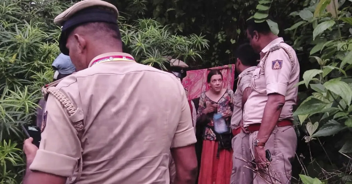 VIDEO ⟩ India politsei leidis vene naise ja ta lapsed elamas koopas