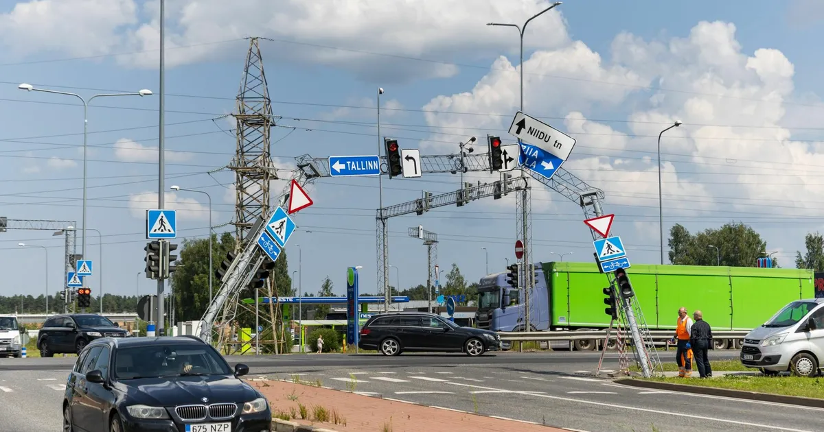 GALERII ⟩ Pärnu ristmikul sõideti viltu tee kohal olev metallkonstruktsioon