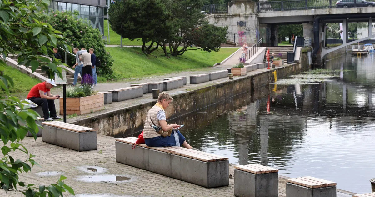 Tartu linnavalitsus laseb ohtlikuks muutunud jõepromenaadile paigaldada piirded