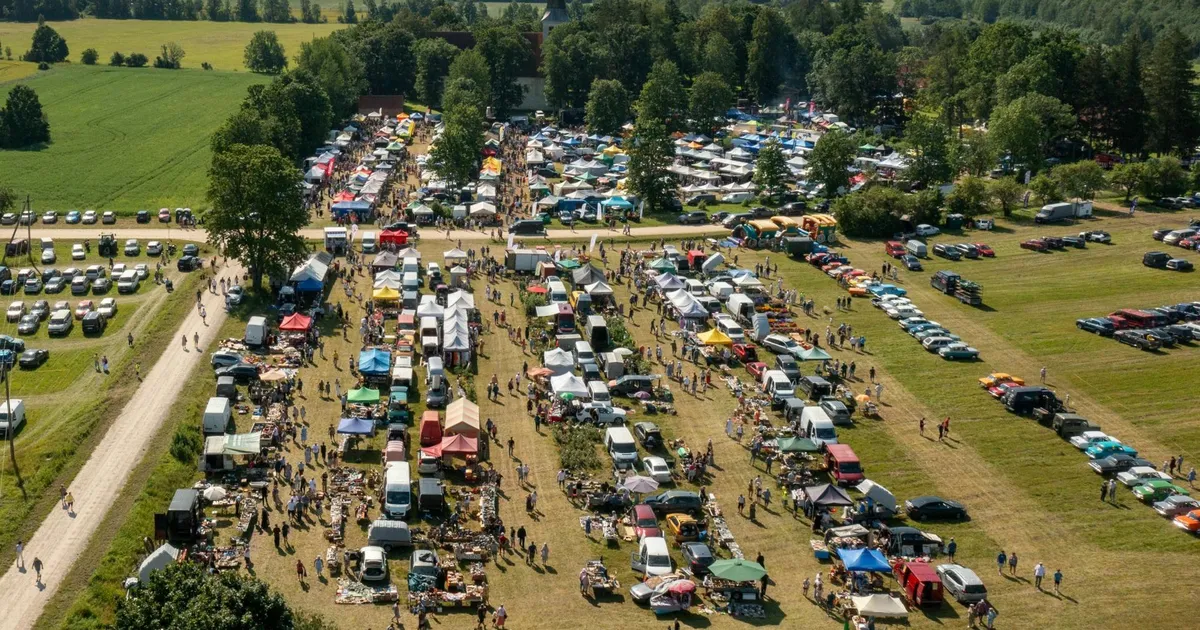 GALERII ⟩ Mihkli laat toob mõne elanikuga külla igal aastal sadu ja sadu inimesi